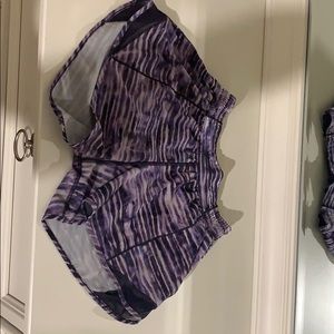 Lululemon size 4 hotty hot short long